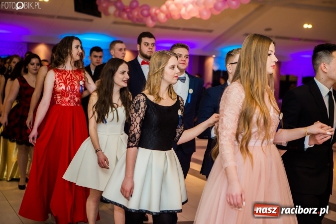 Zdjęcie w galerii na portalu naszraciborz.pl: Maturzyści II LO im. Adama Mickiewicza bawią się na studniówce w Zakrzowie wiadomości z regionu