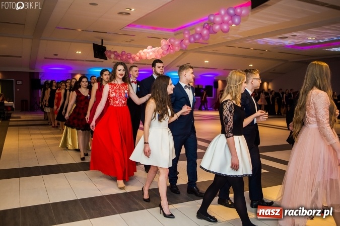 Zdjęcie w galerii na portalu naszraciborz.pl: Maturzyści II LO im. Adama Mickiewicza bawią się na studniówce w Zakrzowie wiadomości z regionu