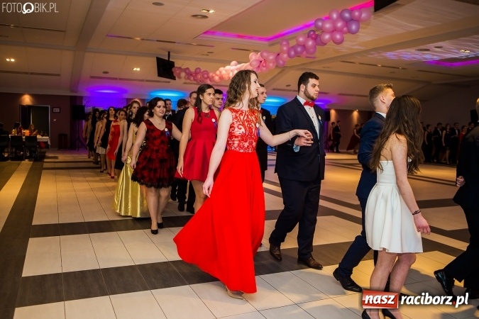 Zdjęcie w galerii na portalu naszraciborz.pl: Maturzyści II LO im. Adama Mickiewicza bawią się na studniówce w Zakrzowie wiadomości z regionu