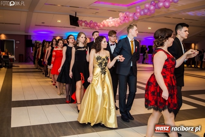 Zdjęcie w galerii na portalu naszraciborz.pl: Maturzyści II LO im. Adama Mickiewicza bawią się na studniówce w Zakrzowie wiadomości z regionu