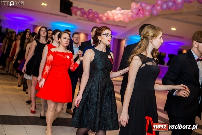 Zdjęcie w galerii na portalu naszraciborz.pl: Maturzyści II LO im. Adama Mickiewicza bawią się na studniówce w Zakrzowie wiadomości z regionu