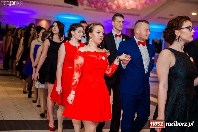 Zdjęcie w galerii na portalu naszraciborz.pl: Maturzyści II LO im. Adama Mickiewicza bawią się na studniówce w Zakrzowie wiadomości z regionu