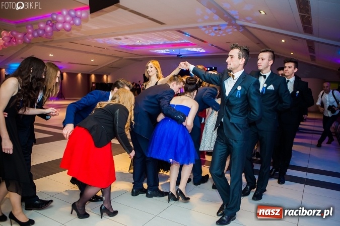 Zdjęcie w galerii na portalu naszraciborz.pl: Maturzyści II LO im. Adama Mickiewicza bawią się na studniówce w Zakrzowie wiadomości z regionu