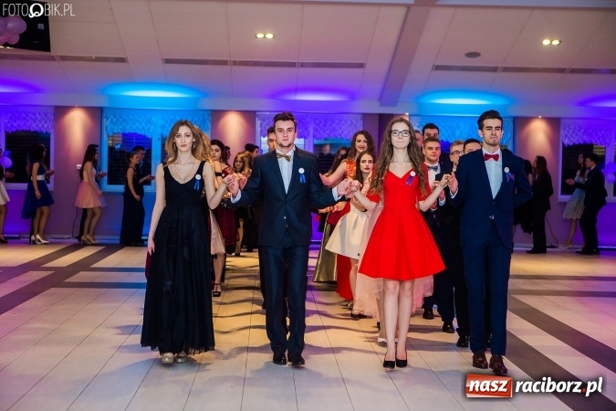 Zdjęcie w galerii na portalu naszraciborz.pl: Maturzyści II LO im. Adama Mickiewicza bawią się na studniówce w Zakrzowie wiadomości z regionu