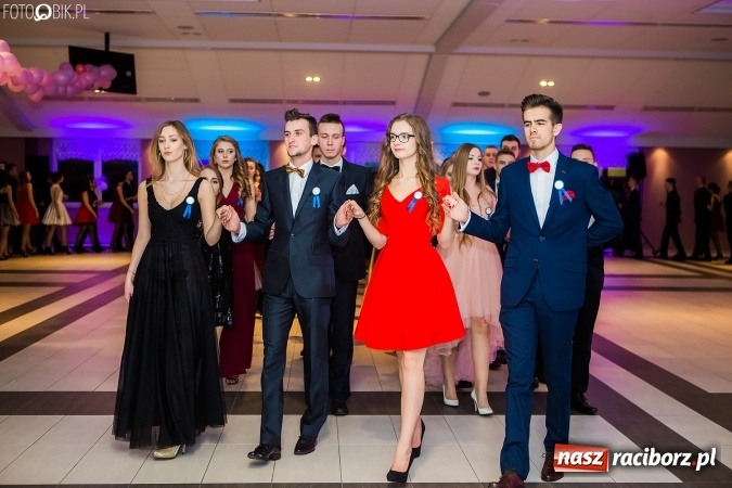 Zdjęcie w galerii na portalu naszraciborz.pl: Maturzyści II LO im. Adama Mickiewicza bawią się na studniówce w Zakrzowie wiadomości z regionu