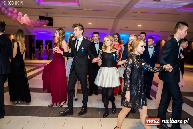 Zdjęcie w galerii na portalu naszraciborz.pl: Maturzyści II LO im. Adama Mickiewicza bawią się na studniówce w Zakrzowie wiadomości z regionu