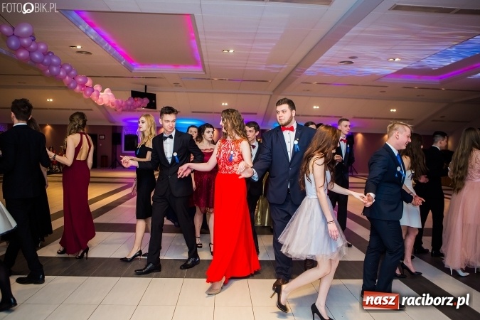 Zdjęcie w galerii na portalu naszraciborz.pl: Maturzyści II LO im. Adama Mickiewicza bawią się na studniówce w Zakrzowie wiadomości z regionu