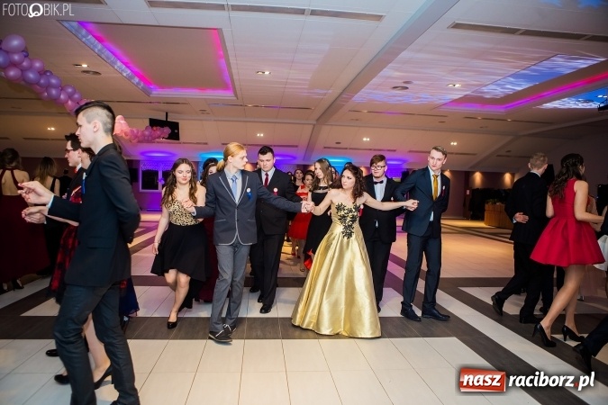 Zdjęcie w galerii na portalu naszraciborz.pl: Maturzyści II LO im. Adama Mickiewicza bawią się na studniówce w Zakrzowie wiadomości z regionu