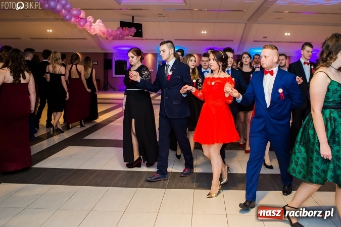 Zdjęcie w galerii na portalu naszraciborz.pl: Maturzyści II LO im. Adama Mickiewicza bawią się na studniówce w Zakrzowie wiadomości z regionu