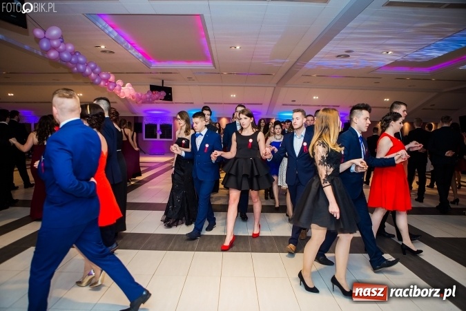 Zdjęcie w galerii na portalu naszraciborz.pl: Maturzyści II LO im. Adama Mickiewicza bawią się na studniówce w Zakrzowie wiadomości z regionu