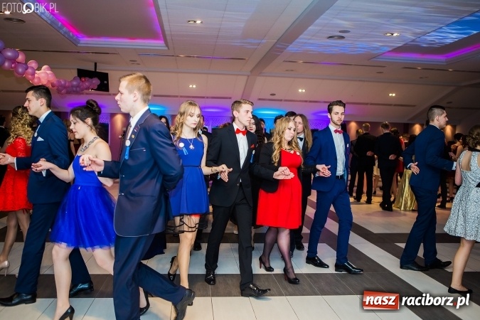 Zdjęcie w galerii na portalu naszraciborz.pl: Maturzyści II LO im. Adama Mickiewicza bawią się na studniówce w Zakrzowie wiadomości z regionu