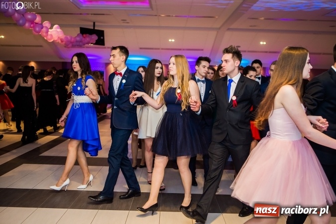 Zdjęcie w galerii na portalu naszraciborz.pl: Maturzyści II LO im. Adama Mickiewicza bawią się na studniówce w Zakrzowie wiadomości z regionu