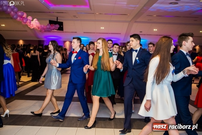 Zdjęcie w galerii na portalu naszraciborz.pl: Maturzyści II LO im. Adama Mickiewicza bawią się na studniówce w Zakrzowie wiadomości z regionu