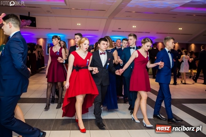 Zdjęcie w galerii na portalu naszraciborz.pl: Maturzyści II LO im. Adama Mickiewicza bawią się na studniówce w Zakrzowie wiadomości z regionu