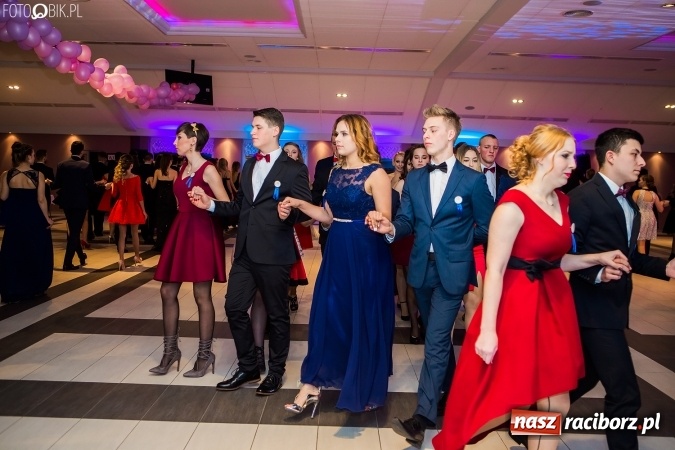 Zdjęcie w galerii na portalu naszraciborz.pl: Maturzyści II LO im. Adama Mickiewicza bawią się na studniówce w Zakrzowie wiadomości z regionu