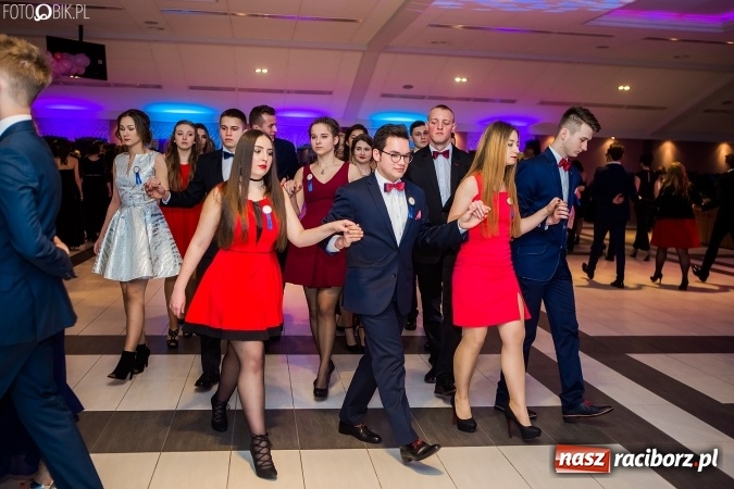 Zdjęcie w galerii na portalu naszraciborz.pl: Maturzyści II LO im. Adama Mickiewicza bawią się na studniówce w Zakrzowie wiadomości z regionu