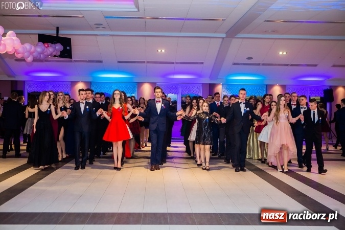 Zdjęcie w galerii na portalu naszraciborz.pl: Maturzyści II LO im. Adama Mickiewicza bawią się na studniówce w Zakrzowie wiadomości z regionu