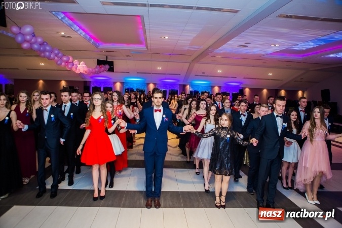 Zdjęcie w galerii na portalu naszraciborz.pl: Maturzyści II LO im. Adama Mickiewicza bawią się na studniówce w Zakrzowie wiadomości z regionu