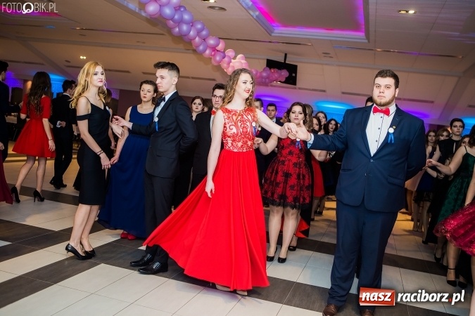 Zdjęcie w galerii na portalu naszraciborz.pl: Maturzyści II LO im. Adama Mickiewicza bawią się na studniówce w Zakrzowie wiadomości z regionu