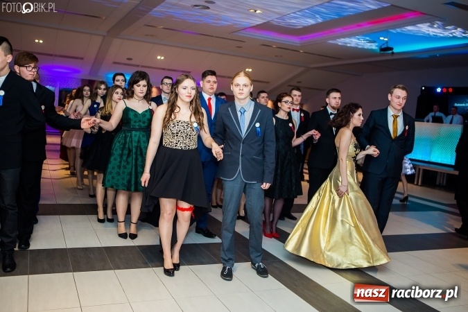 Zdjęcie w galerii na portalu naszraciborz.pl: Maturzyści II LO im. Adama Mickiewicza bawią się na studniówce w Zakrzowie wiadomości z regionu