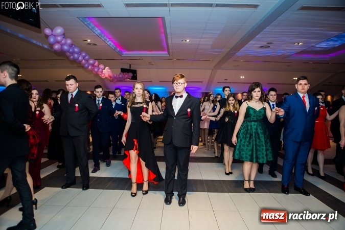 Zdjęcie w galerii na portalu naszraciborz.pl: Maturzyści II LO im. Adama Mickiewicza bawią się na studniówce w Zakrzowie wiadomości z regionu