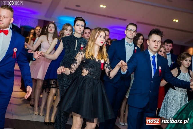 Zdjęcie w galerii na portalu naszraciborz.pl: Maturzyści II LO im. Adama Mickiewicza bawią się na studniówce w Zakrzowie wiadomości z regionu