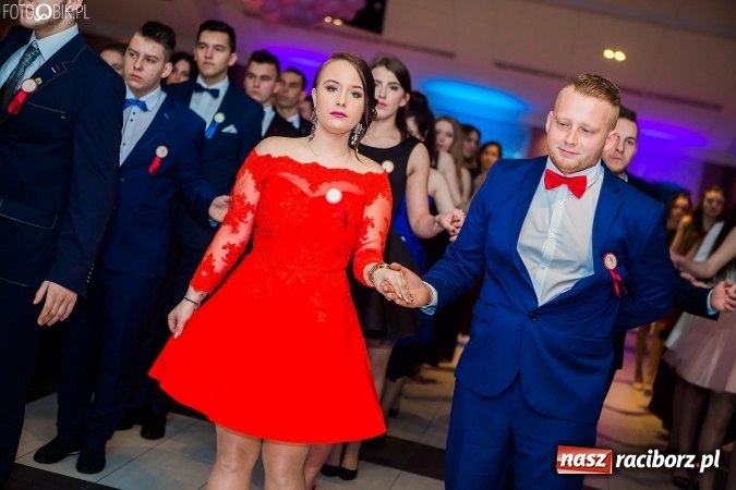 Zdjęcie w galerii na portalu naszraciborz.pl: Maturzyści II LO im. Adama Mickiewicza bawią się na studniówce w Zakrzowie wiadomości z regionu