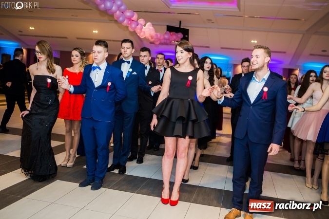 Zdjęcie w galerii na portalu naszraciborz.pl: Maturzyści II LO im. Adama Mickiewicza bawią się na studniówce w Zakrzowie wiadomości z regionu