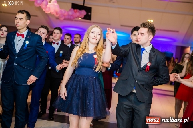 Zdjęcie w galerii na portalu naszraciborz.pl: Maturzyści II LO im. Adama Mickiewicza bawią się na studniówce w Zakrzowie wiadomości z regionu