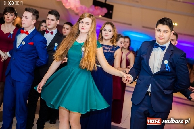 Zdjęcie w galerii na portalu naszraciborz.pl: Maturzyści II LO im. Adama Mickiewicza bawią się na studniówce w Zakrzowie wiadomości z regionu