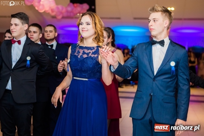 Zdjęcie w galerii na portalu naszraciborz.pl: Maturzyści II LO im. Adama Mickiewicza bawią się na studniówce w Zakrzowie wiadomości z regionu