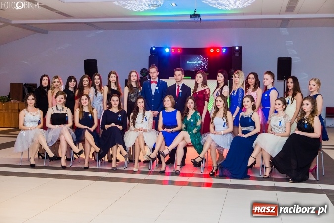 Zdjęcie w galerii na portalu naszraciborz.pl: Maturzyści II LO im. Adama Mickiewicza bawią się na studniówce w Zakrzowie wiadomości z regionu