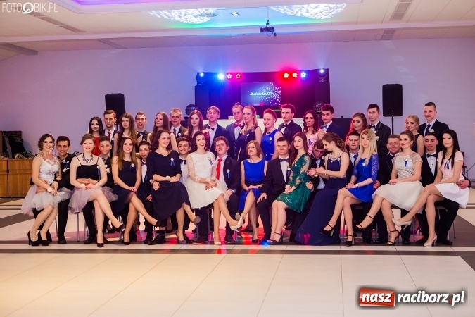 Zdjęcie w galerii na portalu naszraciborz.pl: Maturzyści II LO im. Adama Mickiewicza bawią się na studniówce w Zakrzowie wiadomości z regionu