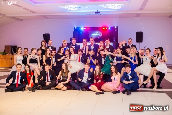 Zdjęcie w galerii na portalu naszraciborz.pl: Maturzyści II LO im. Adama Mickiewicza bawią się na studniówce w Zakrzowie wiadomości z regionu