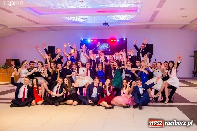 Zdjęcie w galerii na portalu naszraciborz.pl: Maturzyści II LO im. Adama Mickiewicza bawią się na studniówce w Zakrzowie wiadomości z regionu