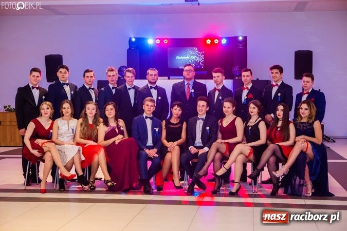 Zdjęcie w galerii na portalu naszraciborz.pl: Maturzyści II LO im. Adama Mickiewicza bawią się na studniówce w Zakrzowie wiadomości z regionu