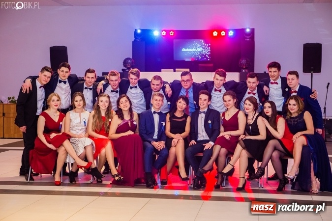 Zdjęcie w galerii na portalu naszraciborz.pl: Maturzyści II LO im. Adama Mickiewicza bawią się na studniówce w Zakrzowie wiadomości z regionu