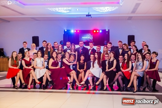 Zdjęcie w galerii na portalu naszraciborz.pl: Maturzyści II LO im. Adama Mickiewicza bawią się na studniówce w Zakrzowie wiadomości z regionu