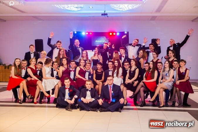 Zdjęcie w galerii na portalu naszraciborz.pl: Maturzyści II LO im. Adama Mickiewicza bawią się na studniówce w Zakrzowie wiadomości z regionu