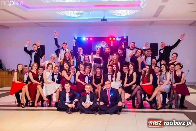 Zdjęcie w galerii na portalu naszraciborz.pl: Maturzyści II LO im. Adama Mickiewicza bawią się na studniówce w Zakrzowie wiadomości z regionu