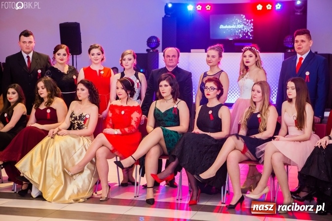 Zdjęcie w galerii na portalu naszraciborz.pl: Maturzyści II LO im. Adama Mickiewicza bawią się na studniówce w Zakrzowie wiadomości z regionu