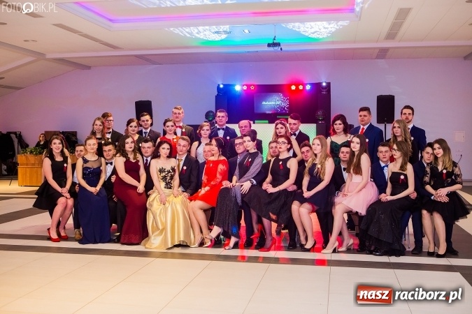 Zdjęcie w galerii na portalu naszraciborz.pl: Maturzyści II LO im. Adama Mickiewicza bawią się na studniówce w Zakrzowie wiadomości z regionu