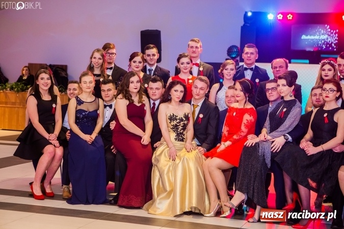 Zdjęcie w galerii na portalu naszraciborz.pl: Maturzyści II LO im. Adama Mickiewicza bawią się na studniówce w Zakrzowie wiadomości z regionu