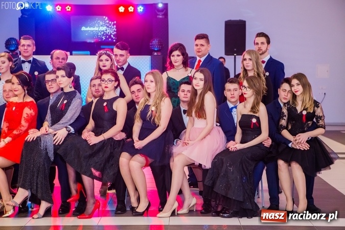 Zdjęcie w galerii na portalu naszraciborz.pl: Maturzyści II LO im. Adama Mickiewicza bawią się na studniówce w Zakrzowie wiadomości z regionu