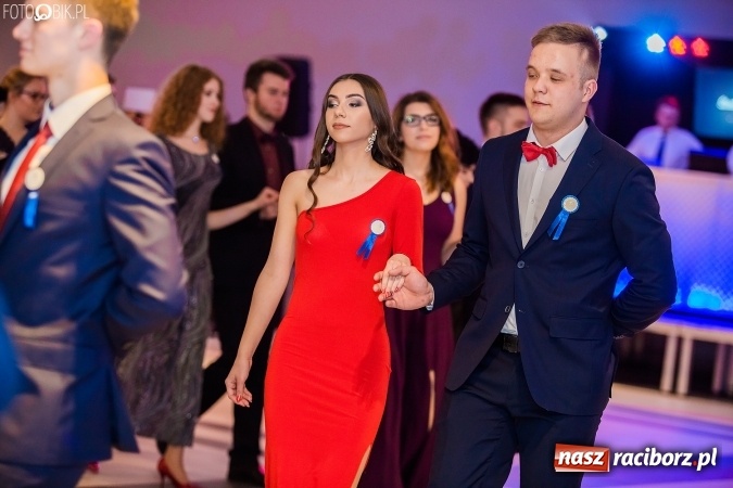 Zdjęcie w galerii na portalu naszraciborz.pl: Maturzyści II LO im. Adama Mickiewicza bawią się na studniówce w Zakrzowie wiadomości z regionu