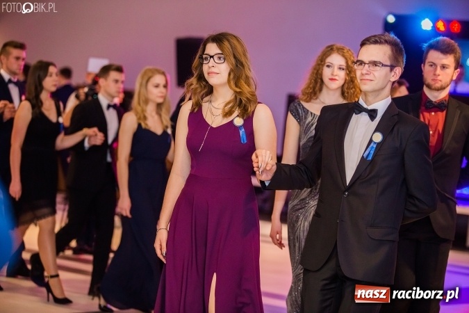 Zdjęcie w galerii na portalu naszraciborz.pl: Maturzyści II LO im. Adama Mickiewicza bawią się na studniówce w Zakrzowie wiadomości z regionu