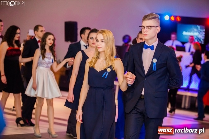 Zdjęcie w galerii na portalu naszraciborz.pl: Maturzyści II LO im. Adama Mickiewicza bawią się na studniówce w Zakrzowie wiadomości z regionu