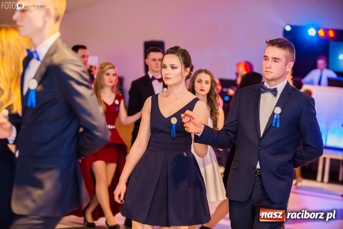 Zdjęcie w galerii na portalu naszraciborz.pl: Maturzyści II LO im. Adama Mickiewicza bawią się na studniówce w Zakrzowie wiadomości z regionu