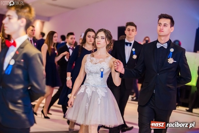 Zdjęcie w galerii na portalu naszraciborz.pl: Maturzyści II LO im. Adama Mickiewicza bawią się na studniówce w Zakrzowie wiadomości z regionu