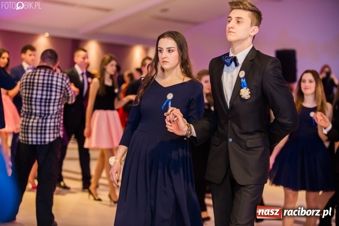 Zdjęcie w galerii na portalu naszraciborz.pl: Maturzyści II LO im. Adama Mickiewicza bawią się na studniówce w Zakrzowie wiadomości z regionu